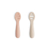Lot de 2 cuillères d’apprentissage bébé Mushie en silicone souple couleur blush et sand