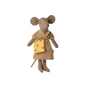 Maileg - Maman Souris Marron Léger avec Sac Fromage 🧀 | Découvrez la poupée Maman Souris Maileg, vêtue d’une élégante robe à carreaux marron et d’un adorable sac en forme de fromage 👜. Cette figurine en tissu de qualité, douce et détaillée, est parfaite pour enrichir l’univers miniature Maileg et favoriser l’imagination des enfants.