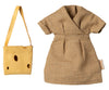 Maileg - Maman Souris Marron Léger avec Sac Fromage 🧀 | Découvrez la poupée Maman Souris Maileg, vêtue d’une élégante robe à carreaux marron et d’un adorable sac en forme de fromage 👜. Cette figurine en tissu de qualité, douce et détaillée, est parfaite pour enrichir l’univers miniature Maileg et favoriser l’imagination des enfants