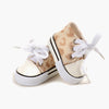 Baskets "Komvers" féline pour poupée Gordis de Minikane, chaussures miniatures en toile avec lacets blancs et semelle en caoutchouc. Inspirées du style sneakers, elles sont idéales pour compléter la tenue d’un poupon. Accessoire tendance et réaliste pour les jeux d’imitation.