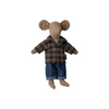 Maileg - Papa Souris Marron Léger en Veste à Carreaux et Jean 👖 | Découvrez la figurine Papa Souris Maileg, habillée d’une chemise à carreaux style bûcheron et d’un jean retroussé pour un look authentique et intemporel ✨. Ce jouet en tissu scandinave, doux et détaillé, enrichit à merveille l’univers miniature Maileg, idéal pour les histoires et jeux d’imitation des enfants.