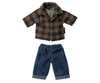 Maileg - Papa Souris Marron Léger en Veste à Carreaux et Jean 👖 | Découvrez la figurine Papa Souris Maileg, habillée d’une chemise à carreaux style bûcheron et d’un jean retroussé pour un look authentique et intemporel ✨. Ce jouet en tissu scandinave, doux et détaillé, enrichit à merveille l’univers miniature Maileg, idéal pour les histoires et jeux d’imitation des enfants