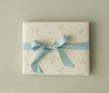 Papier cadeau Maileg fleurs bleu rouleau 10 mètres fond beige motif floral