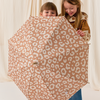 Parapluie enfant motif léopard beige personnalisé avec prénom Agathe – Atelier Wagram, accessoire imperméable original et tendance pour fille ou garçon.
