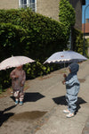 Parapluie enfant requin bleu Konges Sløjd avec aileron et dents décoratives
