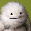 Peluche monstre poilu gris et blanc avec visage mignon et doux