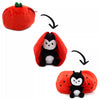Peluche Transformable Coccinelle Noire & Blanche dans sa Tomate - Les Déglingos 🎁 | Découvrez cette peluche 3 en 1 originale : une tomate en peluche zippée qui cache une adorable coccinelle noire et blanche toute douce, pouvant se déplier en coussin moelleux. Un compagnon parfait pour les enfants, idéal pour jouer, voyager et se réconforter avec douceur.
