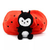 Peluche Transformable Coccinelle Noire & Blanche dans sa Tomate - Les Déglingos 🎁 | Découvrez cette peluche 3 en 1 originale : une tomate en peluche zippée qui cache une adorable coccinelle noire et blanche toute douce, pouvant se déplier en coussin moelleux. Un compagnon parfait pour les enfants, idéal pour jouer, voyager et se réconforter avec douceur.

