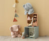 Peluche éléphant Grand Maileg poudré avec collerette fleurie rose
