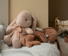 Peluche Lapin Couche Small - Soft Brown - Maileg | Un doudou ultra doux idéal pour accompagner bébé dans ses moments de réconfort et de sommeil 💤. Avec son coloris brun tendre, son joli nœud fleuri et sa texture moelleuse, ce lapin couché Maileg est un compagnon rassurant pour les tout-petits 🤎🌿. Parfait comme cadeau de naissance ou pour enrichir une collection Maileg.