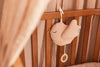 Peluche musicale oiseau rose Jollein – jouet apaisant bébé à suspendre avec mélodie douce