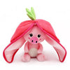 Peluche Transformable Cochon Rose dans son Radis - Les Déglingos 🎁 | Découvrez une peluche 3 en 1 unique : un radis en peluche zippé qui dévoile un adorable cochon rose tout doux, pouvant se déplier en coussin moelleux. Idéal pour les enfants, ce compagnon réconfortant et ludique est parfait pour jouer, câliner et voyager avec tendresse.