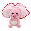 Peluche Transformable Cochon Rose dans son Radis - Les Déglingos 🎁 | Découvrez une peluche 3 en 1 unique : un radis en peluche zippé qui dévoile un adorable cochon rose tout doux, pouvant se déplier en coussin moelleux. Idéal pour les enfants, ce compagnon réconfortant et ludique est parfait pour jouer, câliner et voyager avec tendresse.