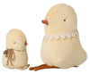 Peluche poussin Petit Maileg crème avec collerette fleurie et pattes cuivrées