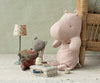 Peluche Safari Friends Hippopotame couleur rose clair, taille médium Maileg
