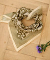 Foulard fleuri Anjali Kaki Bellemme porté par un enfant et un adulte – collection matchy matchy