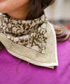 Foulard fleuri Anjali Kaki Bellemme porté par un enfant et un adulte – collection matchy matchy