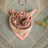 Foulard coton fleuri rose porté en bandana bébé été style bohème Jaya Rose Bluch Bëllemme.