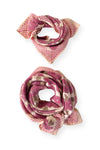 Petit foulard "Manika Bloom Macadamia" signé Apaches Collections. Ce foulard en coton doux arbore un motif floral rose foncé et prune, associé à un imprimé à carreaux beige et rose sur les bordures. Un accessoire de mode chic et tendance, idéal pour sublimer vos tenues avec une touche bohème et raffinée.