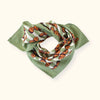 Grand foulard "Latika Pop Corn Olive" de la marque Apaches Collections. Accessoire en coton doux avec un motif original de fleurs et de rayures dans des tons vert olive, orange et beige. Idéal pour ajouter une touche bohème et colorée à votre tenue, il se porte autour du cou, en bandeau dans les cheveux ou en accessoire de sac.