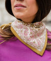 Foulard Mina Jaspe fleuri porté par un enfant, accessoire mode famille en coton doux
