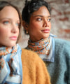 Foulard coton imprimé fleurs bleu et brique porté en écharpe femme Pia Brique Bëllemme.