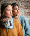 Foulard coton imprimé fleurs bleu et brique porté en écharpe femme Pia Brique Bëllemme.