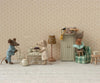 Élégant ensemble de mobilier miniature Maileg, comprenant une petite table de café, un banc et une chaise en métal blanc cassé. Ce charmant set au style rétro est idéal pour aménager une maison de poupées et créer un univers raffiné pour les souris et lapins Maileg. Son design délicat, inspiré des cafés parisiens, apporte une touche vintage et authentique aux jeux d'imitation des enfants. Un accessoire incontournable pour enrichir les scènes de jeu et stimuler l'imagination.