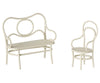 Élégant ensemble de mobilier miniature Maileg, comprenant une petite table de café, un banc et une chaise en métal blanc cassé. Ce charmant set au style rétro est idéal pour aménager une maison de poupées et créer un univers raffiné pour les souris et lapins Maileg. Son design délicat, inspiré des cafés parisiens, apporte une touche vintage et authentique aux jeux d'imitation des enfants. Un accessoire incontournable pour enrichir les scènes de jeu et stimuler l'imagination.