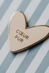 Pin’s Cœur Pur – Zakuw – accessoire doré et nude en forme de cœur
