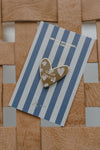Pin’s cœur tendre beige et doré avec cœurs – accessoire mode enfant et adulte