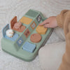 Jouet éducatif "Pop-up Animaux" de Little Dutch – Un jeu d’éveil interactif en bois aux couleurs douces, inspiré de la ferme. Appuyez sur les boutons et découvrez les animaux cachés : mouton, cochon, vache et poule ! Idéal pour stimuler la motricité fine, la coordination et l’apprentissage des formes chez les tout-petits.