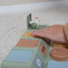 Jouet éducatif "Pop-up Animaux" de Little Dutch – Un jeu d’éveil interactif en bois aux couleurs douces, inspiré de la ferme. Appuyez sur les boutons et découvrez les animaux cachés : mouton, cochon, vache et poule ! Idéal pour stimuler la motricité fine, la coordination et l’apprentissage des formes chez les tout-petits.