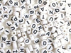 Mix de perles lettres blanc et noir, La petite épicerie.