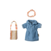 Maileg - Ensemble Maman Souris : Robe en Denim, Sac et Accessoire 👜🐭 | Complétez la garde-robe de votre Maman Souris Maileg avec cette adorable robe en jean au style casual, parfaite pour une sortie en ville ou une balade champêtre. 🌿✨ Cet ensemble inclut également un sac à main en tissu aux motifs bohèmes et un chouchou assorti, pour une touche chic et élégante.