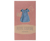 Maileg - Ensemble Maman Souris : Robe en Denim, Sac et Accessoire 👜🐭 | Complétez la garde-robe de votre Maman Souris Maileg avec cette adorable robe en jean au style casual, parfaite pour une sortie en ville ou une balade champêtre. 🌿✨ Cet ensemble inclut également un sac à main en tissu aux motifs bohèmes et un chouchou assorti, pour une touche chic et élégante.