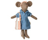 Maileg - Ensemble Maman Souris : Robe en Denim, Sac et Accessoire 👜🐭 | Complétez la garde-robe de votre Maman Souris Maileg avec cette adorable robe en jean au style casual, parfaite pour une sortie en ville ou une balade champêtre. 🌿✨ Cet ensemble inclut également un sac à main en tissu aux motifs bohèmes et un chouchou assorti, pour une touche chic et élégante.
