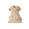 Maileg - Robe Élégante pour Maman Souris 🐭✨ | Habillez Maman Souris Maileg avec cette robe délicate en coton, ornée d’un motif paisley raffiné aux teintes pastel 🍂🌿. Confectionnée avec soin, elle apporte une touche de douceur et de charme vintage à l’univers des souris Maileg. Idéale pour compléter une collection Maileg et stimuler l’imagination des enfants.
