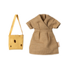 Maileg - Tenue Maman Souris : Robe Élégante & Sac Fromage 🐭👜 | Ajoutez une touche de charme rétro à votre Maman Souris Maileg avec cette robe croisée à carreaux beiges, parfaite pour une allure classique et intemporelle. ✨ Accompagnée d’un sac en feutrine imitation fromage, cet ensemble rend le jeu d’imagination encore plus amusant et réaliste ! 🎁 Idéal pour compléter l’univers magique des souris Maileg.