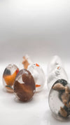 Savon œuf transparent artisanal avec figurine d’oie – Édition spéciale Pâques par Ludi Soap. Ce savon unique en forme d'œuf contient une adorable oie blanche avec son bec et ses pattes orange, capturée dans une base translucide. Un cadeau de Pâques ludique et original pour enfants et amateurs de savons artisanaux.