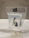 Savon transparent artisanal "Chat" par Ludi Soap. Ce savon unique contient une figurine de chat miniature, rendant l’heure du bain amusante pour les enfants et les amoureux des félins. Fabriqué à la main avec des ingrédients doux, il est parfait pour les peaux sensibles. Une idée de cadeau originale et ludique pour petits et grands.
