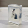 Savon transparent artisanal "Chat" par Ludi Soap. Ce savon unique contient une figurine de chat miniature, rendant l’heure du bain amusante pour les enfants et les amoureux des félins. Fabriqué à la main avec des ingrédients doux, il est parfait pour les peaux sensibles. Une idée de cadeau originale et ludique pour petits et grands.