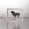 Savon transparent artisanal "Loup" par Ludi Soap. Ce savon unique contient une figurine de loup miniature capturée dans une barre de savon cristalline, parfaite pour rendre le bain ludique et attractif. Conçu avec des ingrédients doux et adaptés aux peaux sensibles, ce savon est idéal pour les enfants et les amoureux de la nature. Cadeau original et éducatif.