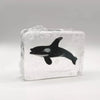 Savon transparent artisanal "Orque" par Ludi Soap. Ce savon unique contient une figurine d'orque en son centre, rendant le moment du bain ou du lavage des mains ludique et agréable pour les enfants. Sa formule douce et hydratante convient aux peaux sensibles. Un cadeau original et amusant pour les petits passionnés du monde marin !