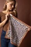 Foulard en coton Apaches Collections motif léopard camel et bleu – accessoire mode femme et enfant