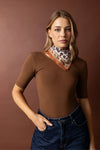 Foulard en coton Apaches Collections motif léopard camel et bleu – accessoire mode femme et enfant