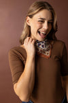 Foulard en coton Apaches Collections motif léopard camel et bleu – accessoire mode femme et enfant