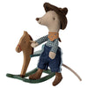 Souris Maileg cowboy avec chapeau, sur cheval à bascule en bois