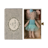 Souris danseuse Maileg Petite Sœur en robe bleue avec lit Daybed dans sa boîte