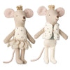Souris jumeaux royaux Maileg – Coffret cadeau avec deux adorables souris en tissu, habillées en tenues royales avec couronnes dorées, logées dans une boîte vintage.